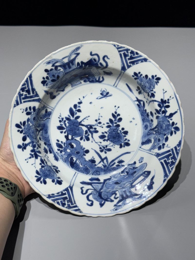    清康熙 青花博古花卉纹盘 - 图2