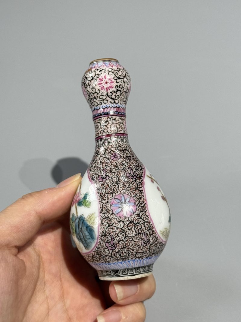    粉彩墨地描金开光花鸟蒜头瓶 - 图6
