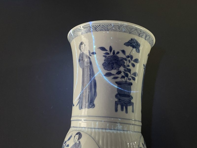 清康熙 青花开光人物图花觚 - 图12