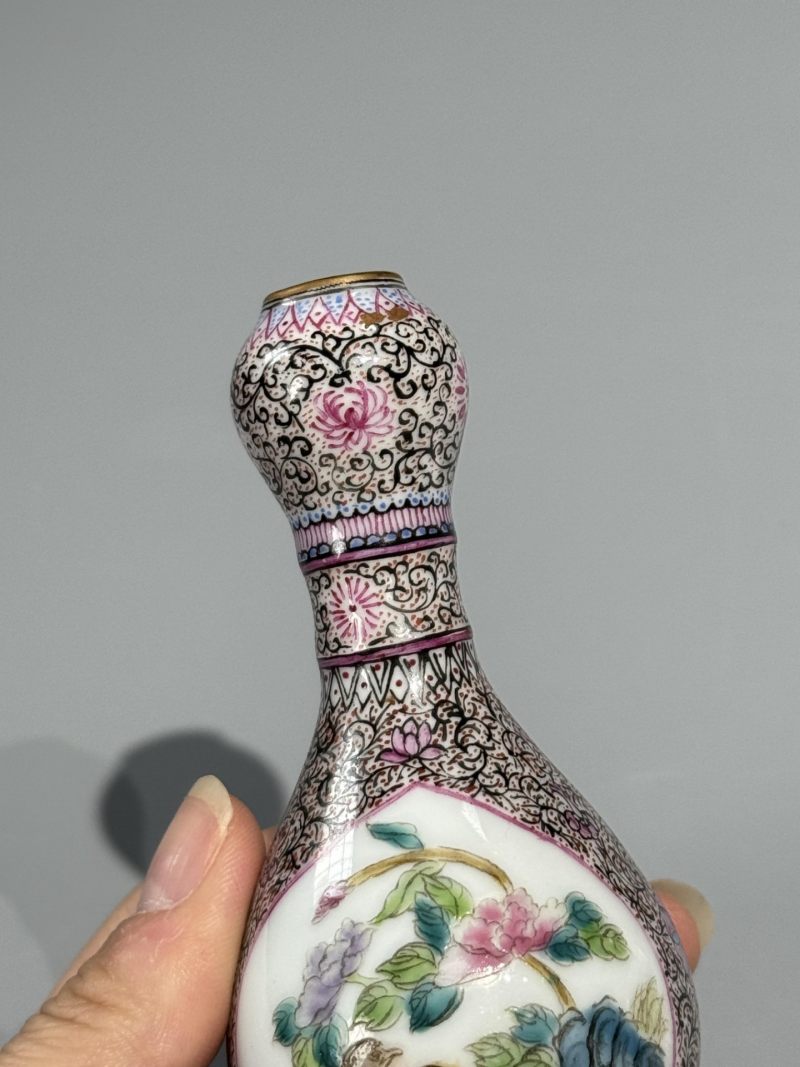    粉彩墨地描金开光花鸟蒜头瓶 - 图7