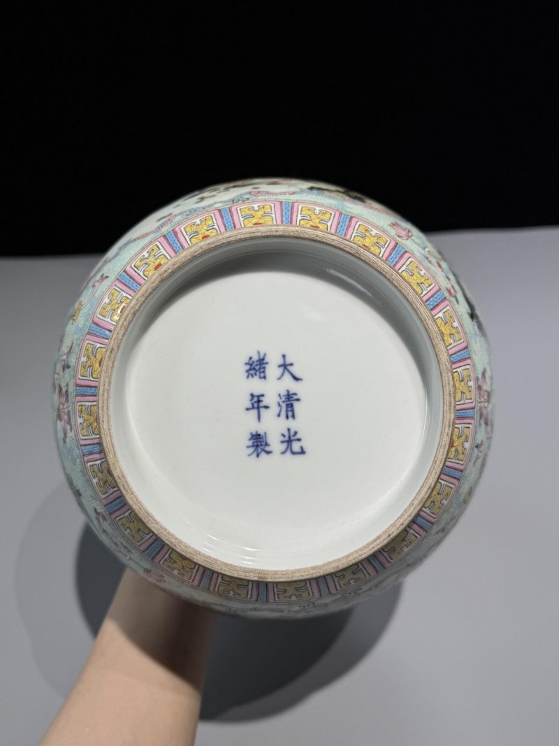    粉彩开窗花鸟纹赏瓶 - 图3