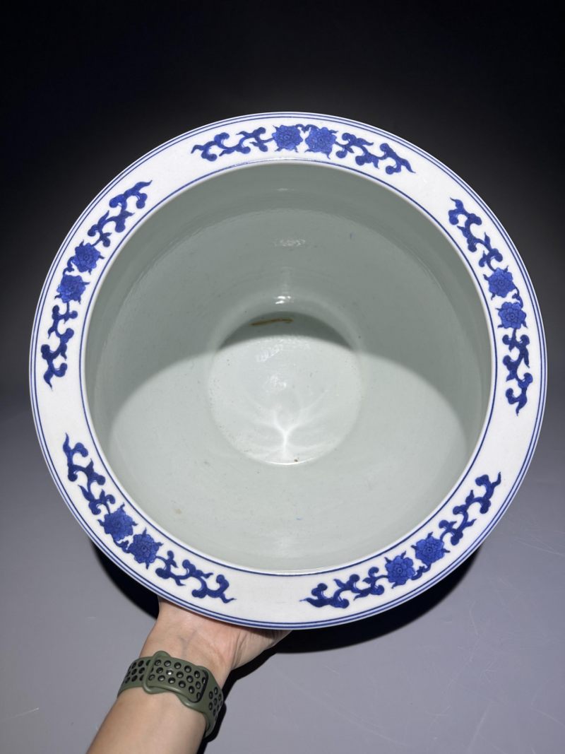    青花缠枝牡丹纹大缸 - 图3