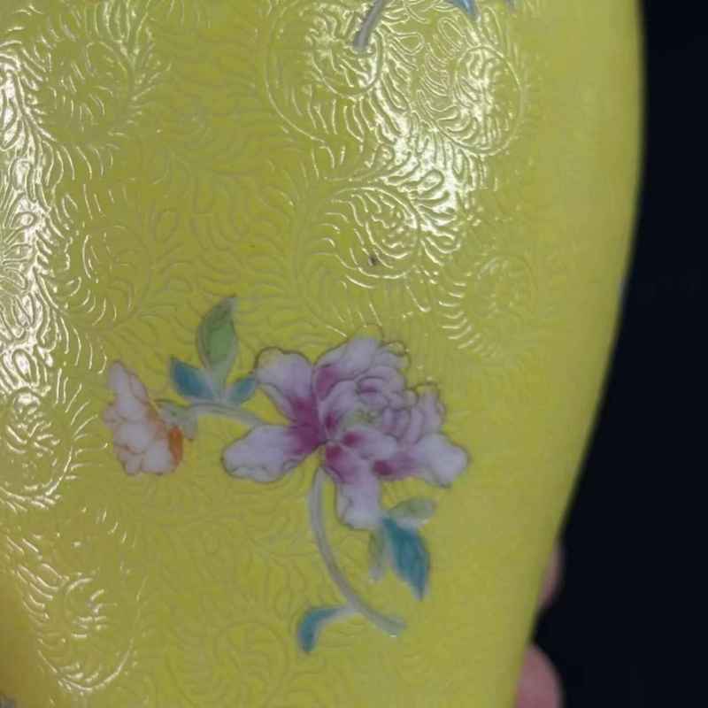 晚清 黄地轧道粉彩花卉纹梅瓶 - 图11