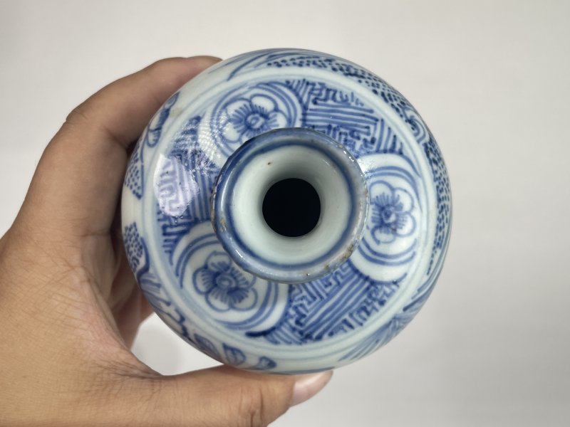 明万历 青花铁线描金梅瓶 - 图5