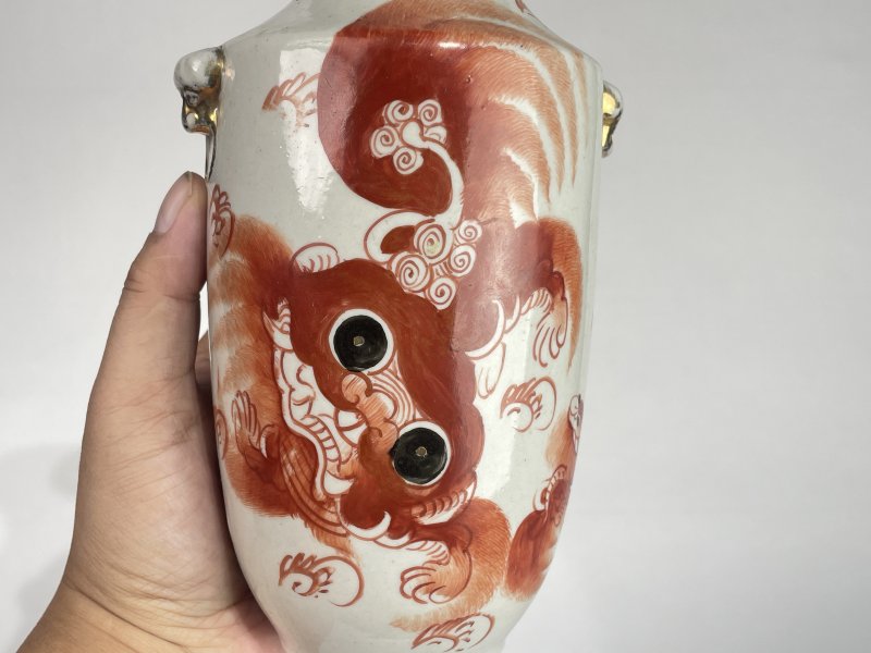 民国 矾红墨彩太师少师纹瓶 - 图2