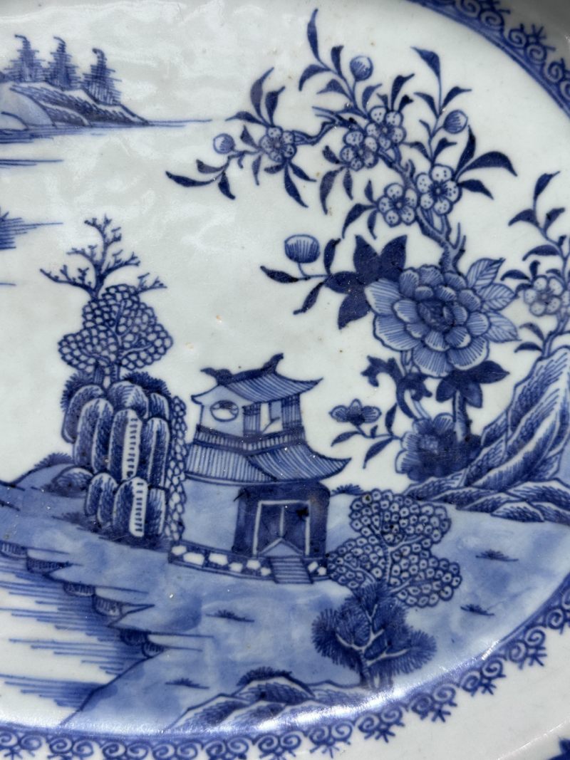    清乾隆 青花山水图花口大盘 - 图5