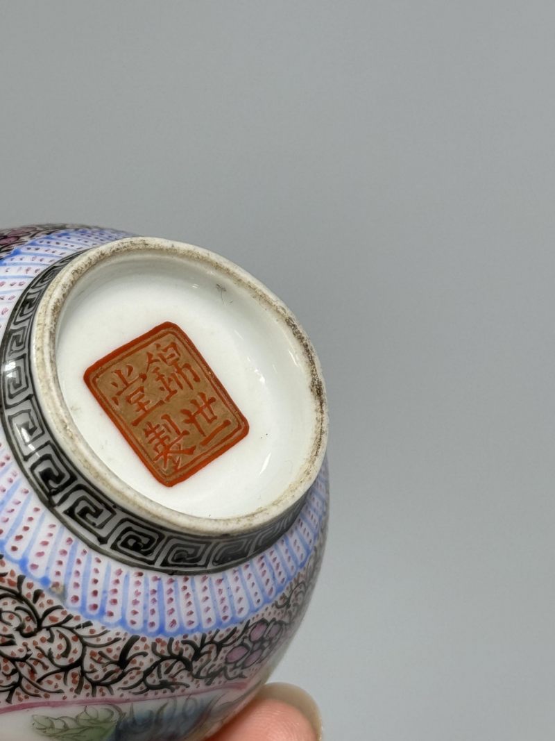    粉彩墨地描金开光花鸟蒜头瓶 - 图9