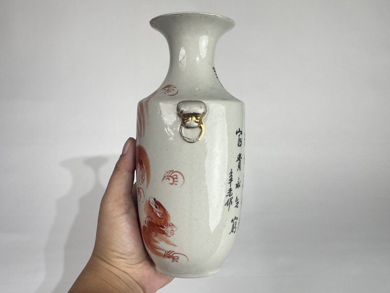 民国 矾红墨彩太师少师纹瓶 - 图3