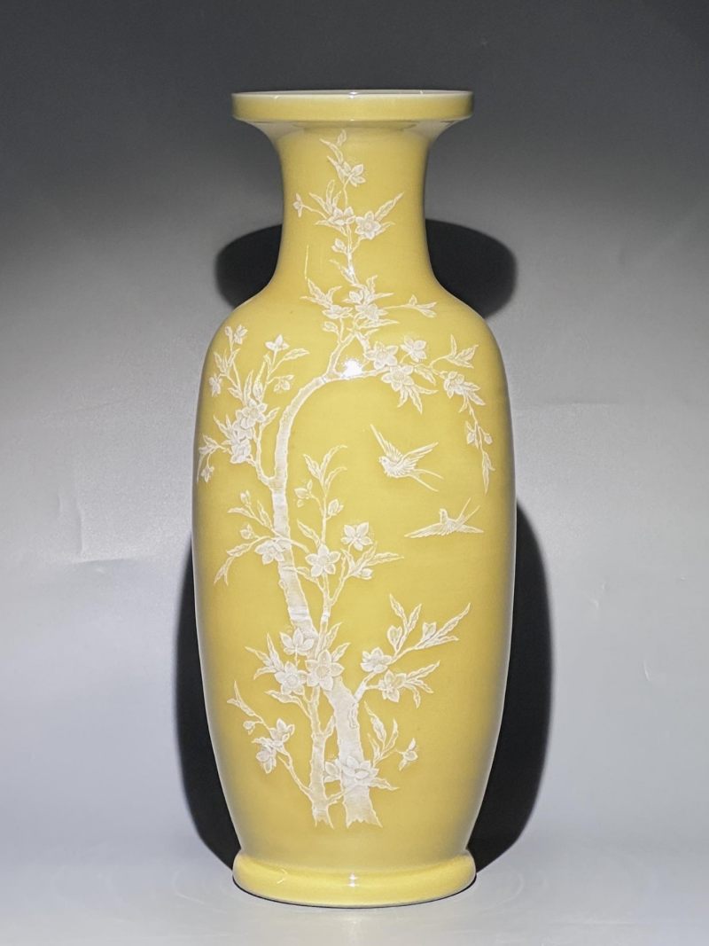    黄釉堆白花鸟纹花瓶 - 图2