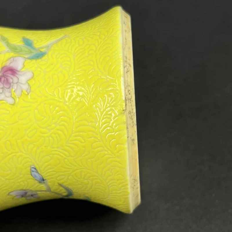 晚清 黄地轧道粉彩花卉纹梅瓶 - 图14