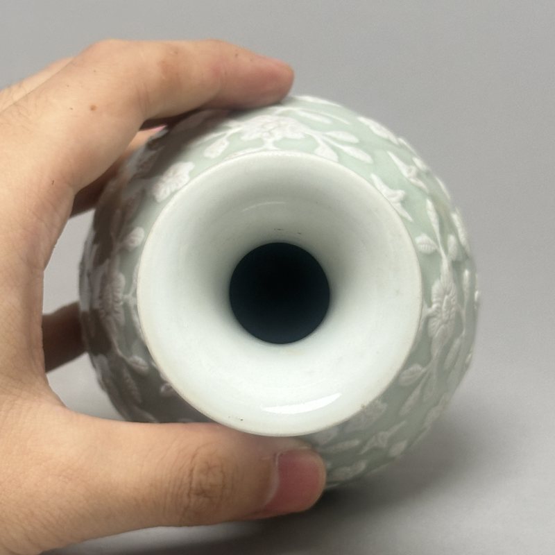清中期 豆青釉加白蝶恋花玉壶春瓶 - 图3