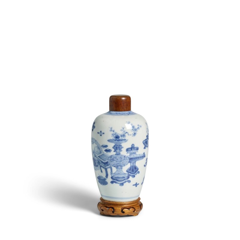 十九世紀 青花博古圖紋小罐 | A SMALL BLUE AND WHITE 'HUNDRED ANTIQUES' JAR - 图1