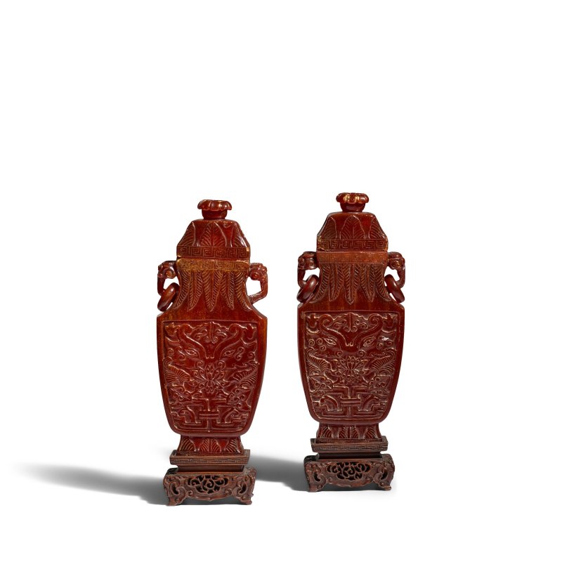 清乾隆/嘉慶 琥珀雕仿古饕餮紋蓋瓶一對 | A PAIR OF CARVED AMBER 'TAOTIE MASK' VASES AND COVERS - 图1