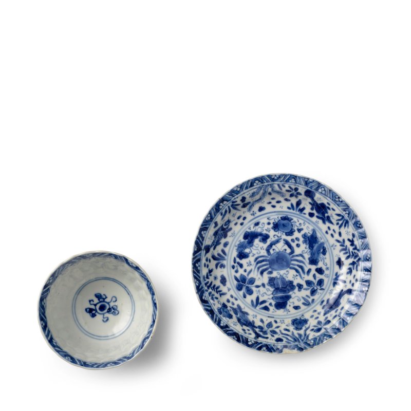 清康熙 青花寶蓋花押款 青花魚蟹紋小杯及盤成組 | A BLUE AND WHITE 'FISH AND CRAB' CUP AND SAUCER DISH - 图2
