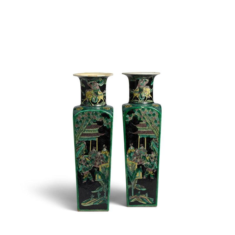 十九世紀 墨彩武士圖方瓶一對 | A PAIR OF FAMILLE-NOIRE 'WARRIOR' SQUARE VASES - 图1