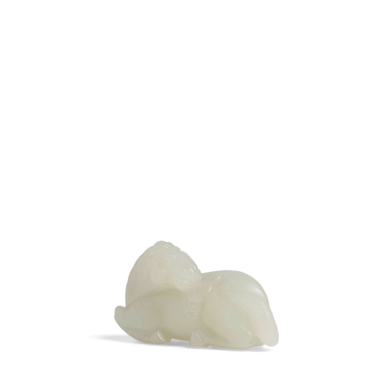 清 白玉雕馬擺件 | A WHITE JADE FIGURE OF A RECUMBENT HORSE - 图5