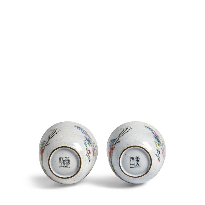 十九世紀 「養園仿古」黑款 白地銅胎畫琺琅仙人獻壽圖蓋杯一對 | A PAIR OF PAINTED ENAMEL WHITE-GROUND 'IMMORTALS' COPPER CUPS AND COVERS - 图9