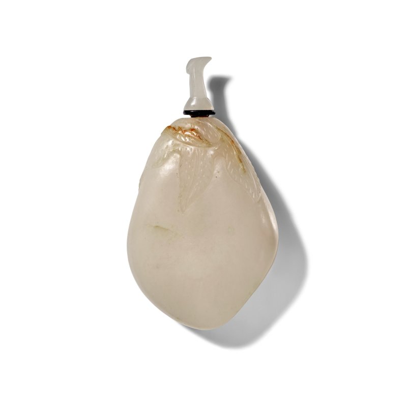 1780-1870 白玉帶皮茄型鼻煙壺一件 | A WHITE JADE 'EGGPLANT' SNUFF BOTTLE WITH RUSSET INCLUSIONS - 图1