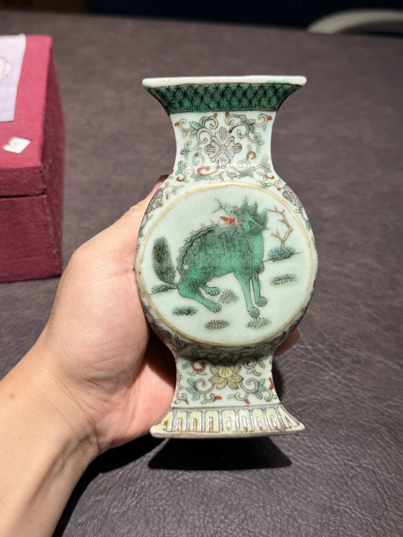 清光绪 青釉粉彩瑞兽方瓶 - 图4