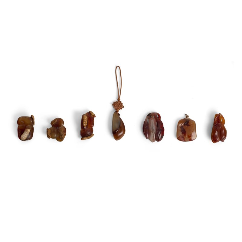 二十世紀 瑪瑙雕墜一組七件 | A GROUP OF SEVEN AGATE CARVINGS - 图1