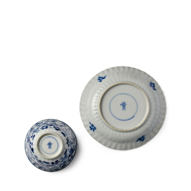 清康熙 青花寶蓋花押款 青花魚蟹紋小杯及盤成組 | A BLUE AND WHITE 'FISH AND CRAB' CUP AND SAUCER DISH - 图6