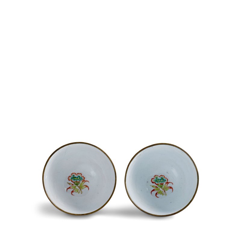 十九世紀 「養園仿古」黑款 白地銅胎畫琺琅仙人獻壽圖蓋杯一對 | A PAIR OF PAINTED ENAMEL WHITE-GROUND 'IMMORTALS' COPPER CUPS AND COVERS - 图10