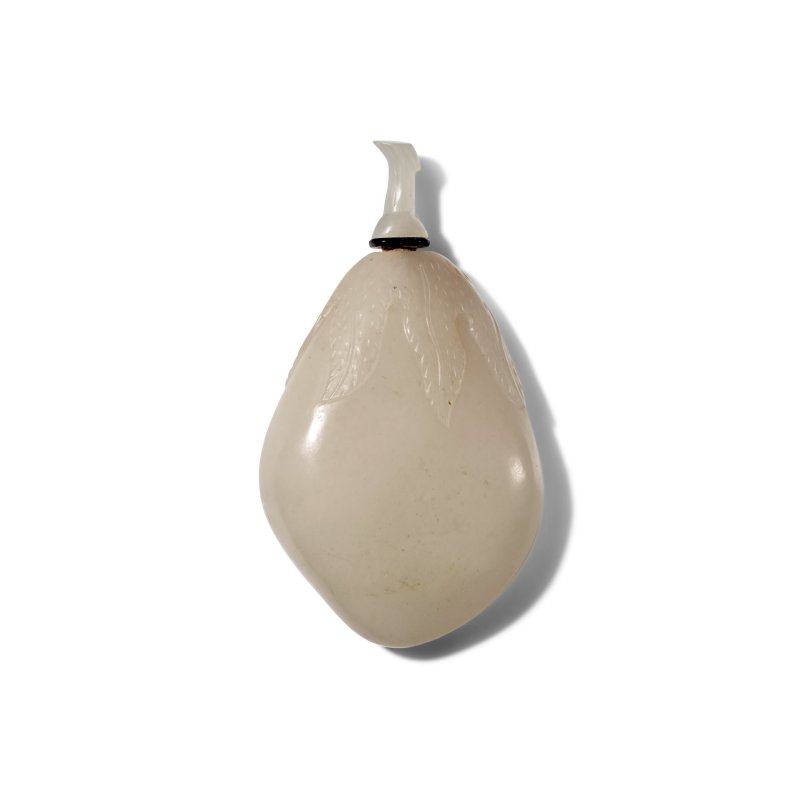 1780-1870 白玉帶皮茄型鼻煙壺一件 | A WHITE JADE 'EGGPLANT' SNUFF BOTTLE WITH RUSSET INCLUSIONS - 图2