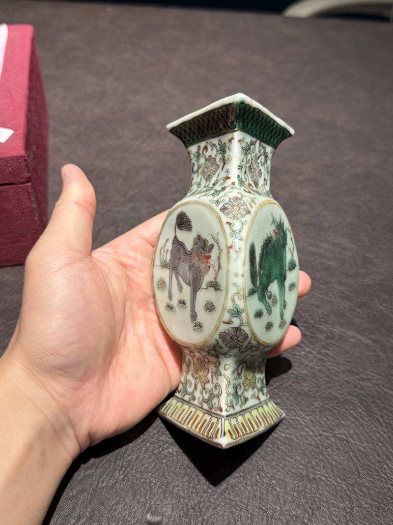 清光绪 青釉粉彩瑞兽方瓶 - 图5