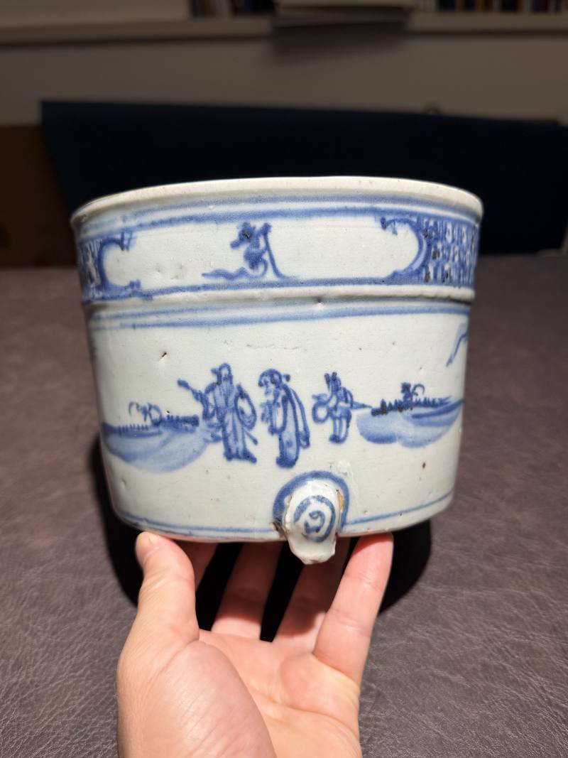 明成化 青花人物三足炉 - 图5