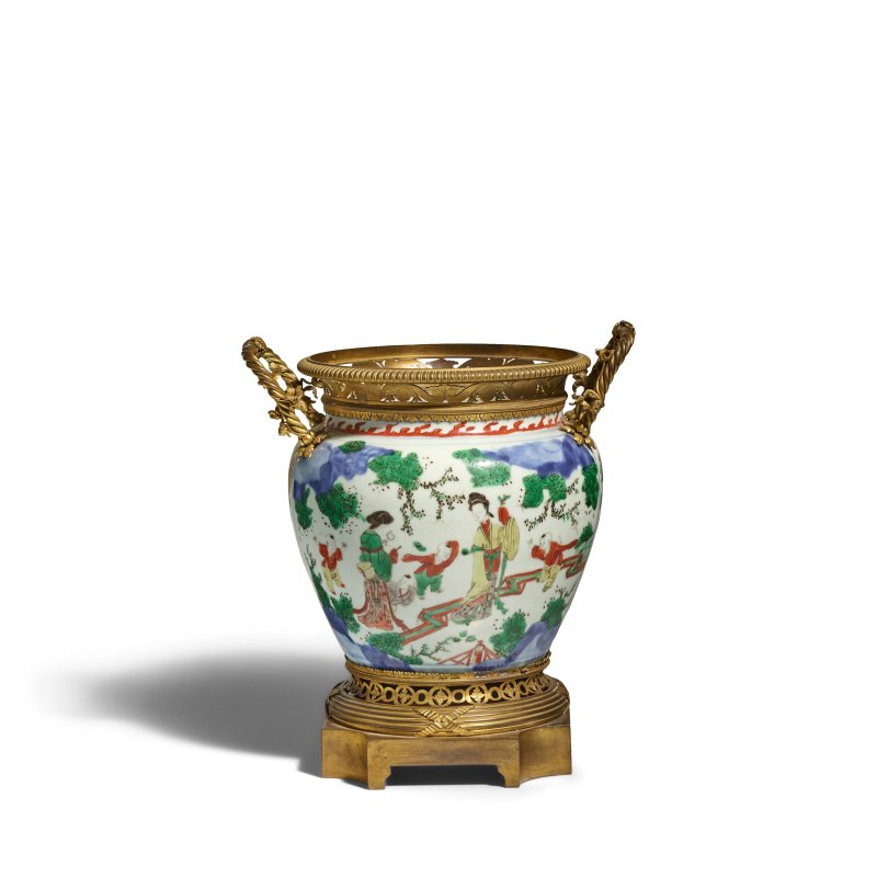 十七世紀 五彩庭院人物紋罐 帶銅合金邊飾及座 | A WUCAI 'FIGURAL' JAR WITH GILT-COPPER ALLOY MOUNTINGS