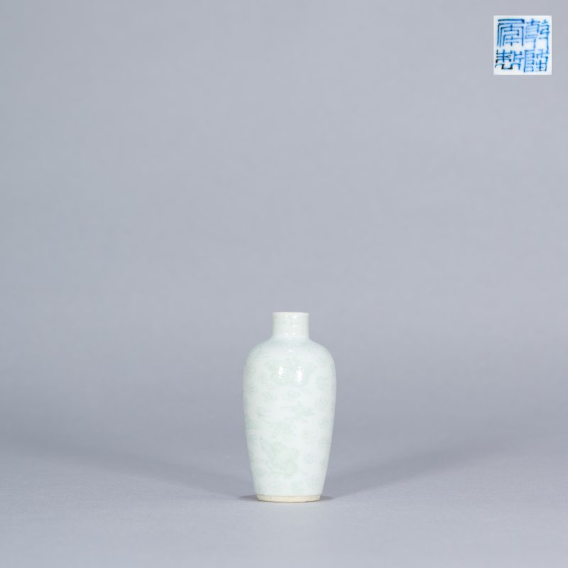 清乾隆 白釉暗刻花蝶纹鼻烟壶