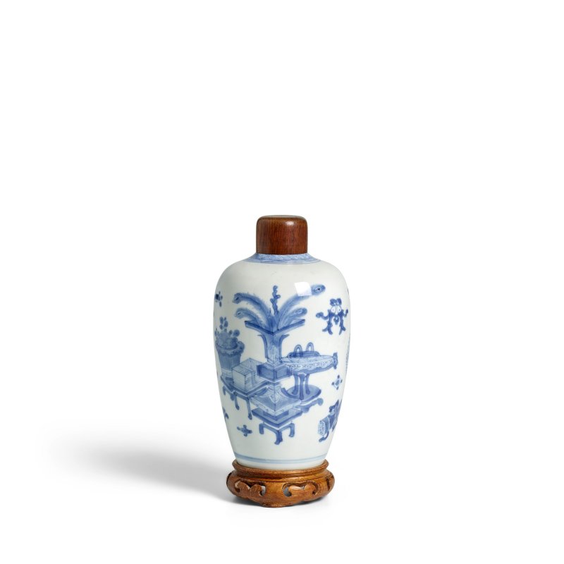十九世紀 青花博古圖紋小罐 | A SMALL BLUE AND WHITE 'HUNDRED ANTIQUES' JAR - 图6