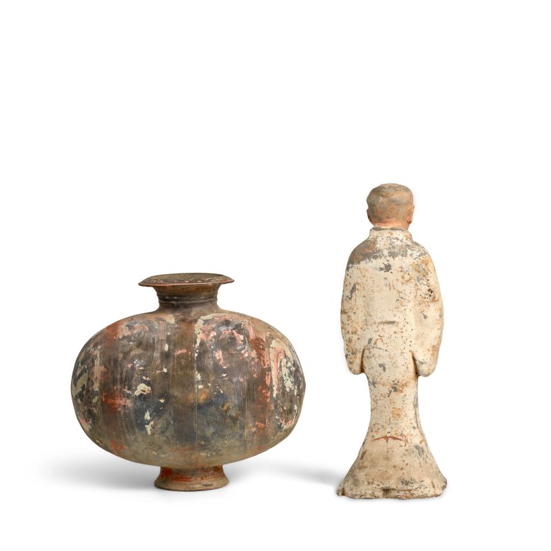 漢 彩繪陶女侍俑及彩繪陶繭形壺一組兩件 | A PAINTED POTTERY ATTENDANT AND A PAINTED POTTERY 'COCOON' JAR - 图1