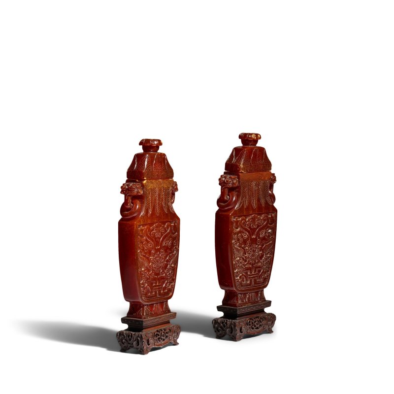 清乾隆/嘉慶 琥珀雕仿古饕餮紋蓋瓶一對 | A PAIR OF CARVED AMBER 'TAOTIE MASK' VASES AND COVERS - 图5