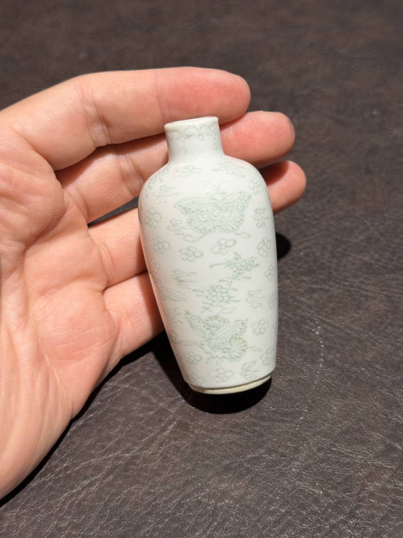 清乾隆 白釉暗刻花蝶纹鼻烟壶 - 图2