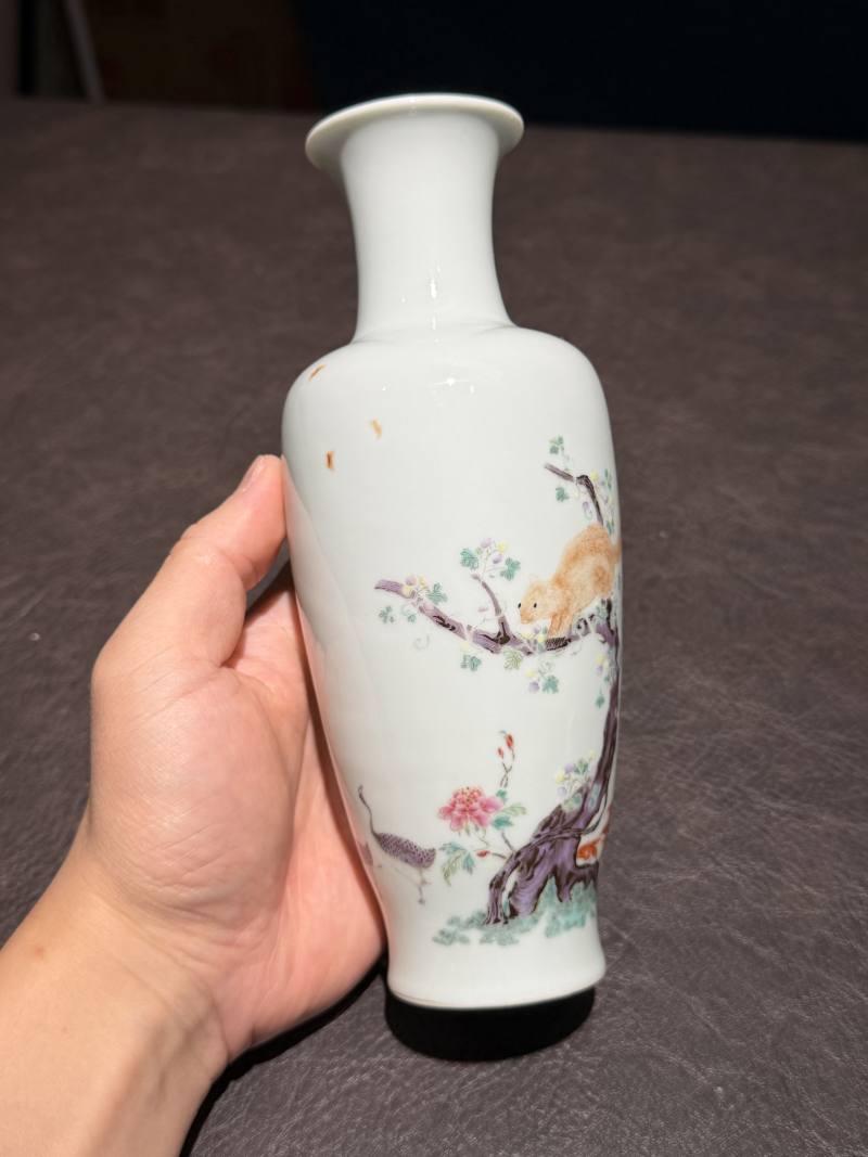 清 粉彩松鼠葡萄纹瓶 - 图3