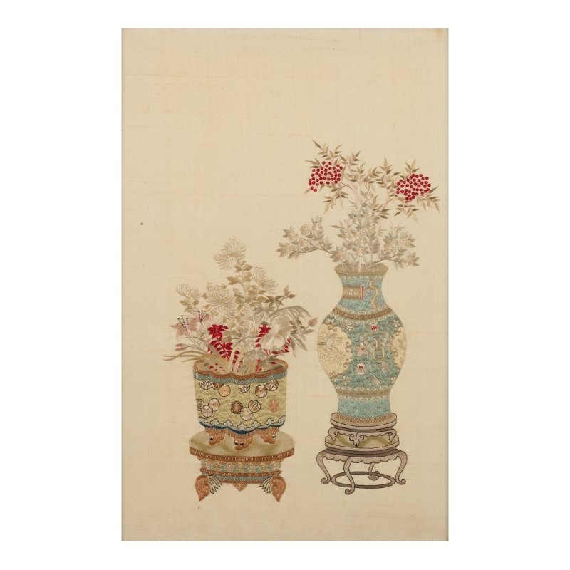 二十世紀 錦地綉博古图紋挂屏一組四件 | A SET OF FOUR SILK EMBROIDERED 'ANTIQUES' PANELS - 图5