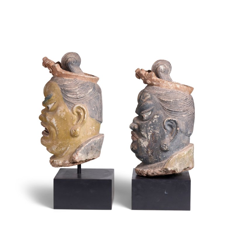 明 彩塑天王首像一對 | TWO LARGE POLYCHROME STUCCO HEADS OF BUDDHIST GUARDIANS - 图7