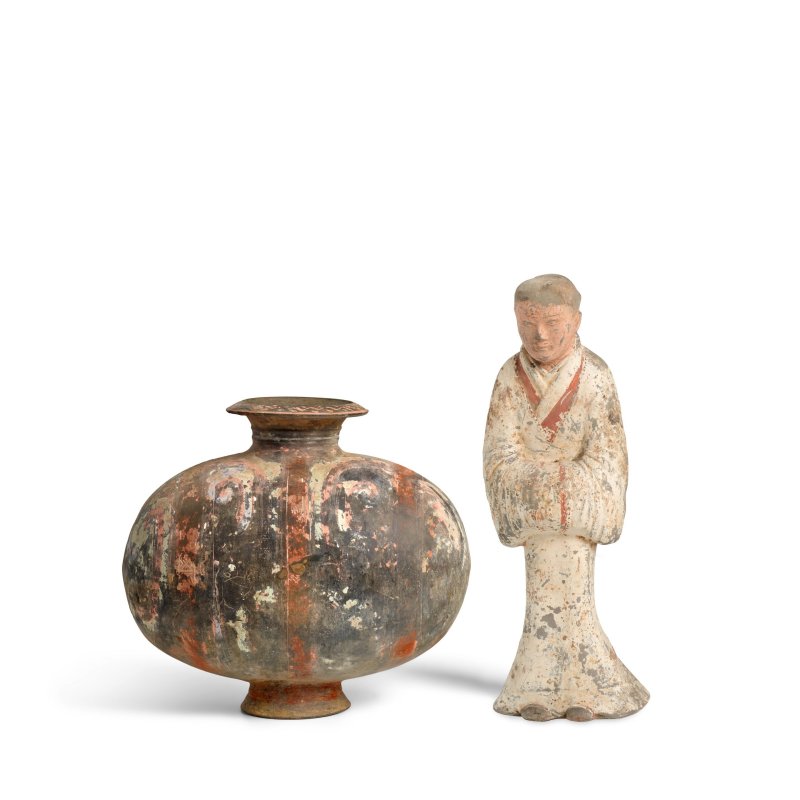 漢 彩繪陶女侍俑及彩繪陶繭形壺一組兩件 | A PAINTED POTTERY ATTENDANT AND A PAINTED POTTERY 'COCOON' JAR - 图2