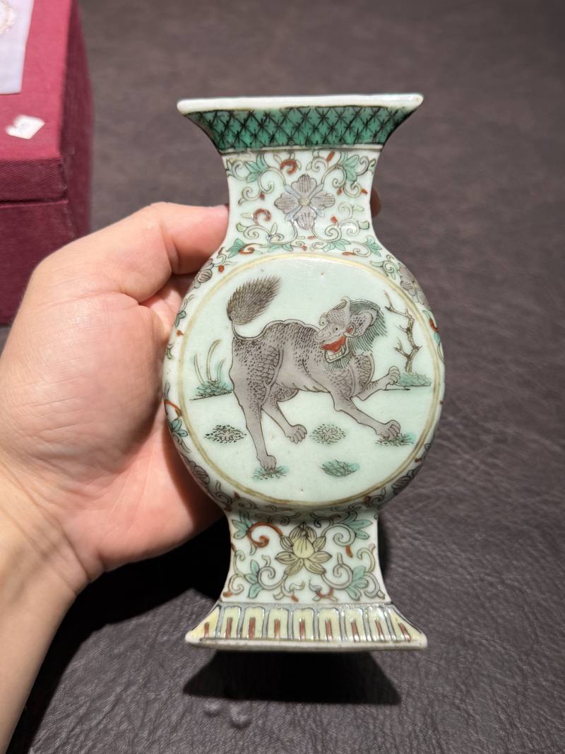 清光绪 青釉粉彩瑞兽方瓶 - 图7