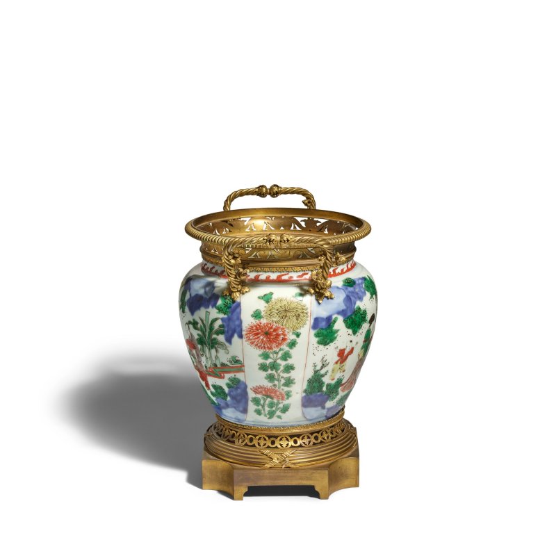 十七世紀 五彩庭院人物紋罐 帶銅合金邊飾及座 | A WUCAI 'FIGURAL' JAR WITH GILT-COPPER ALLOY MOUNTINGS - 图3