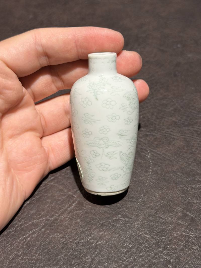 清乾隆 白釉暗刻花蝶纹鼻烟壶 - 图3