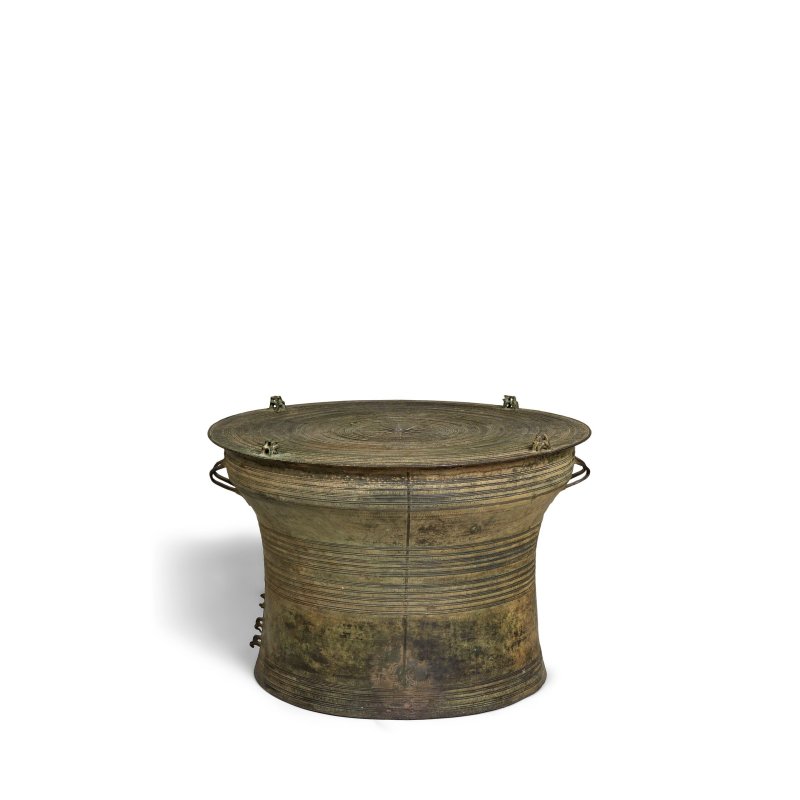 東山文化 公元前100年至公元100年 中撣式青銅蛙紋鼓 | A LARGE SINO-SHAN ARCHAIC BRONZE 'FROG' DRUM - 图1