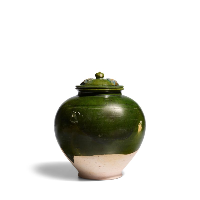 唐 綠釉貼花藍三彩萬年蓋罐 | A LARGE GREEN AND SANCAI-GLAZED POTTERY JAR AND COVER - 图3