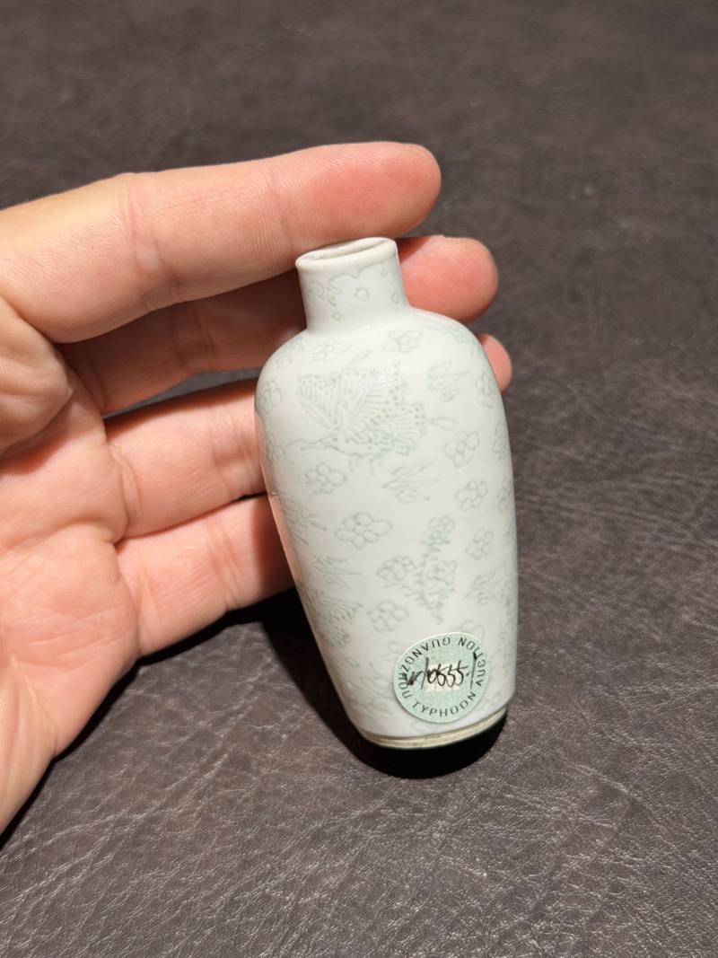 清乾隆 白釉暗刻花蝶纹鼻烟壶 - 图4