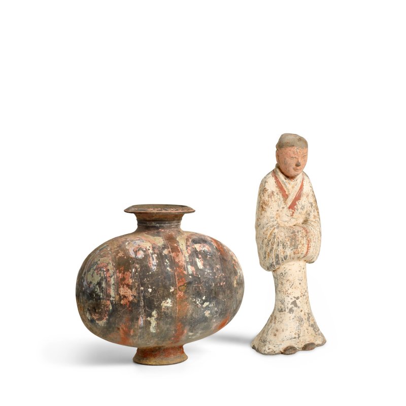 漢 彩繪陶女侍俑及彩繪陶繭形壺一組兩件 | A PAINTED POTTERY ATTENDANT AND A PAINTED POTTERY 'COCOON' JAR - 图3