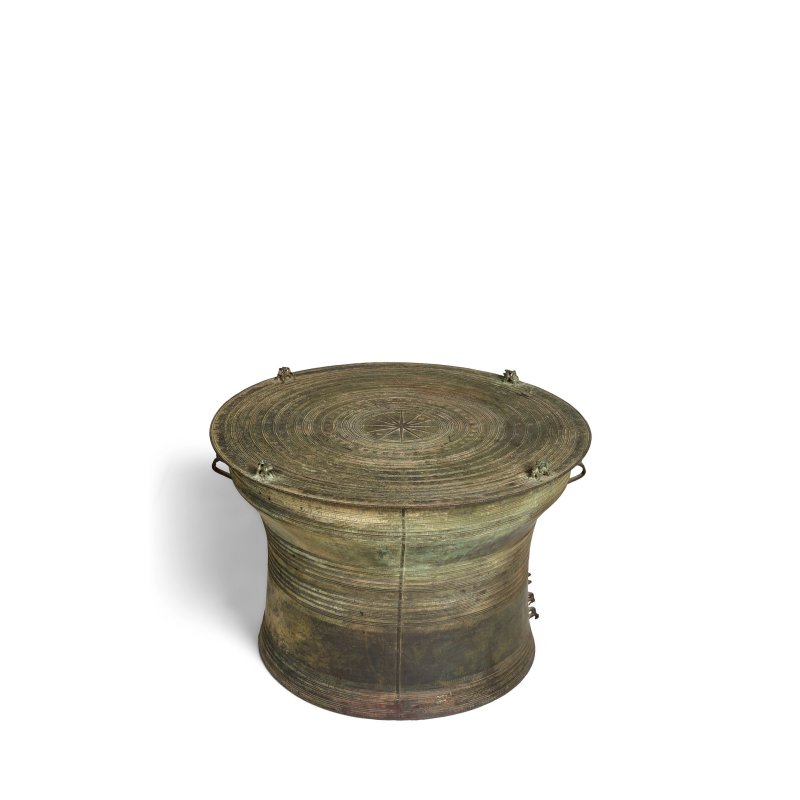 東山文化 公元前100年至公元100年 中撣式青銅蛙紋鼓 | A LARGE SINO-SHAN ARCHAIC BRONZE 'FROG' DRUM - 图2