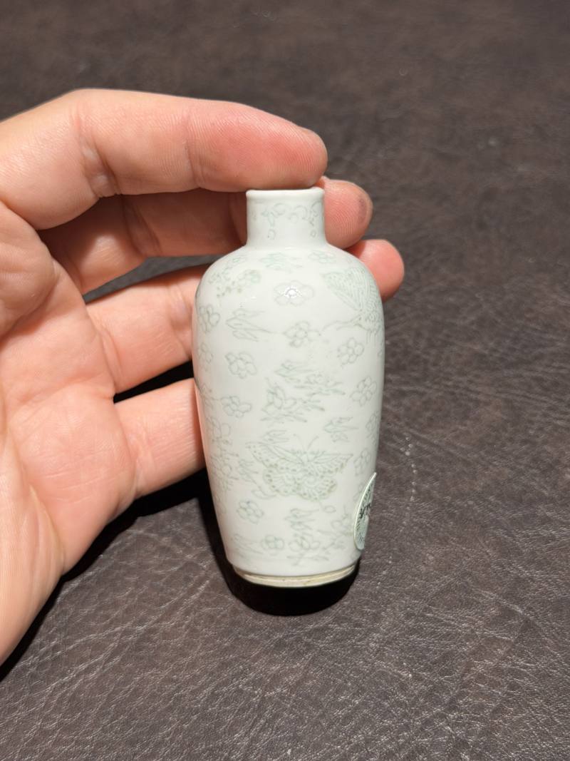 清乾隆 白釉暗刻花蝶纹鼻烟壶 - 图5