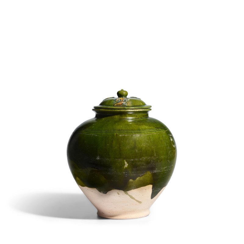 唐 綠釉貼花藍三彩萬年蓋罐 | A LARGE GREEN AND SANCAI-GLAZED POTTERY JAR AND COVER - 图4