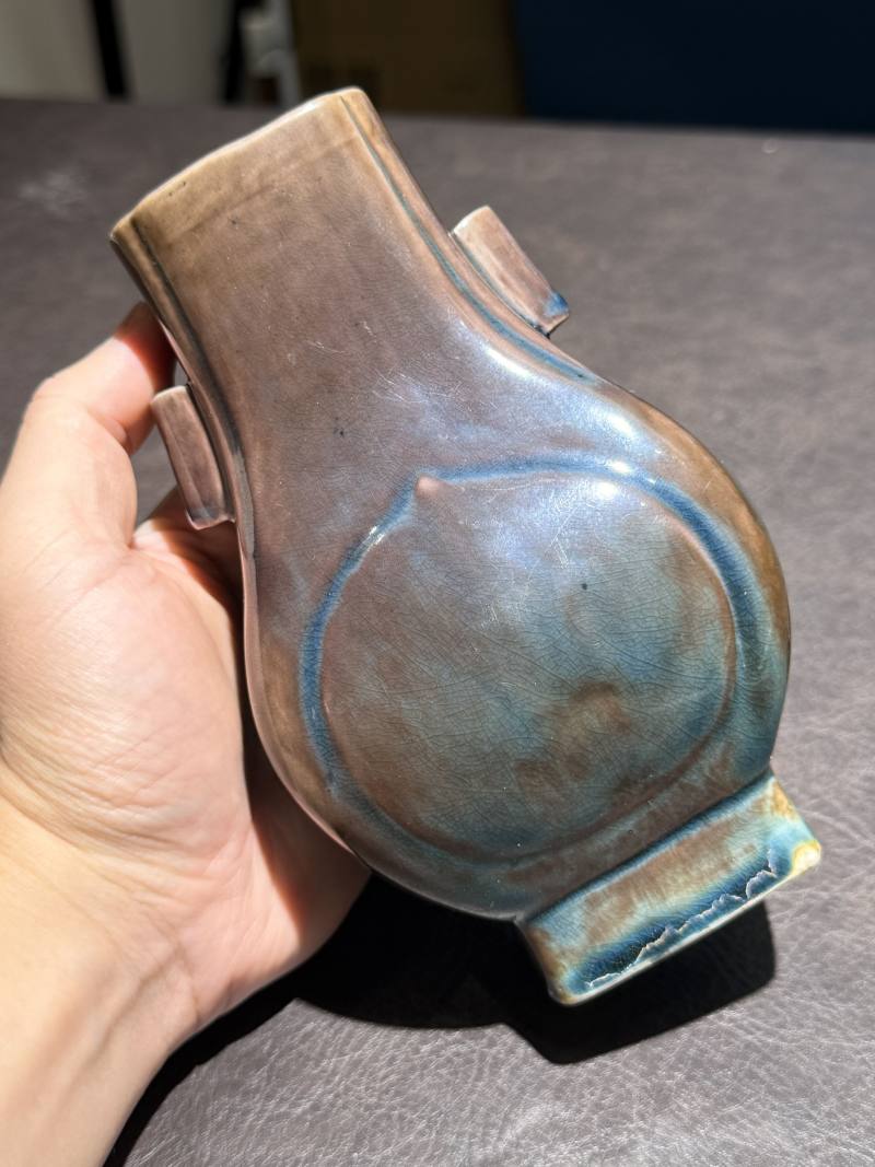 清乾隆 茄皮紫釉贯耳瓶（带木座） - 图4